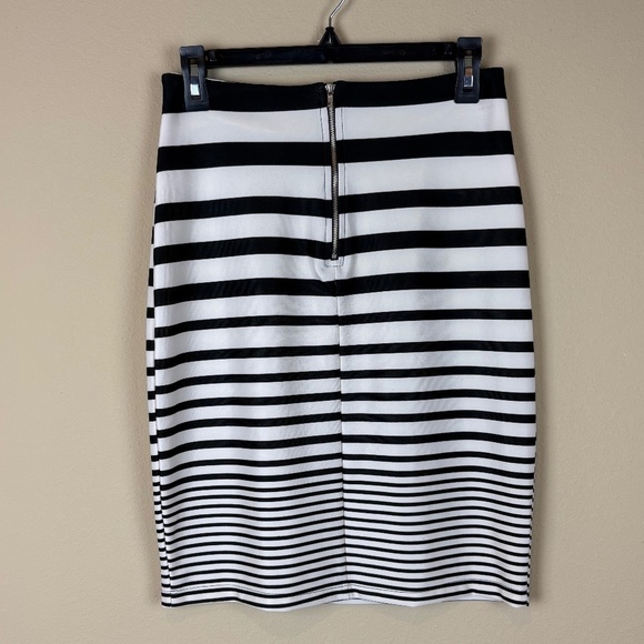 A'Gaci Black/White Striped Mini Skirt with Back Zipper Closure; Size L - Picture 4 of 7